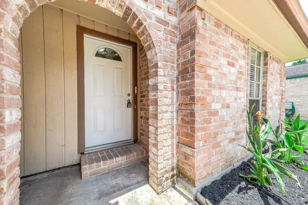 $2,000 | 1922 Arcadia Drive, Sugar Land, TX 77498