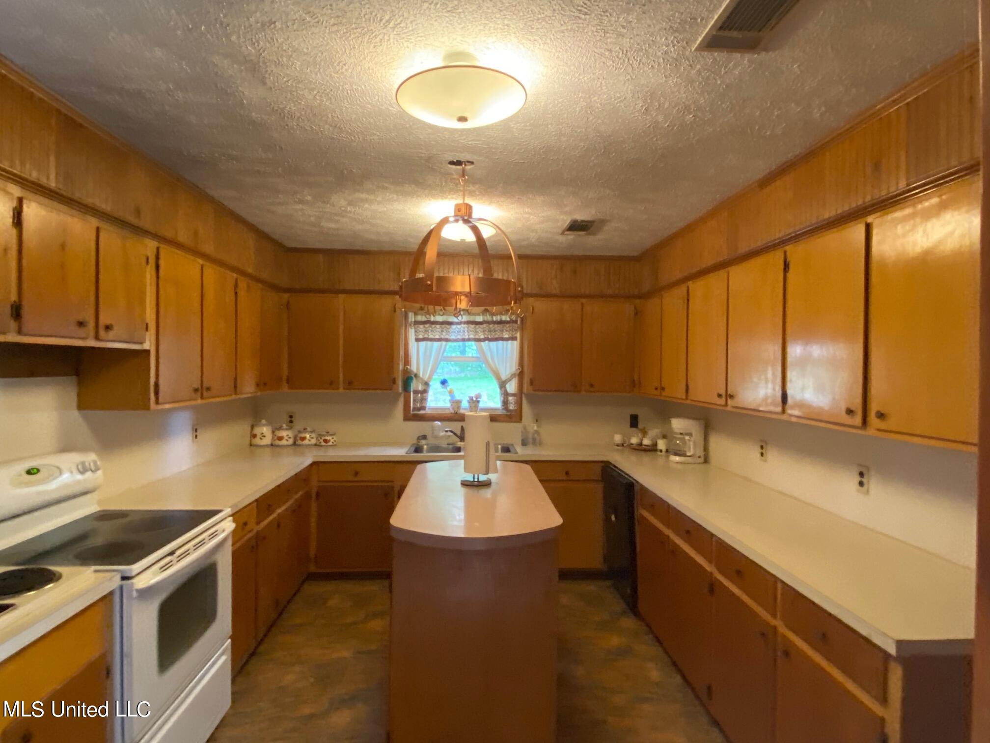 215 Traylor Road Florence, MS 39073 - Photo 9 of 20 IMG_0354