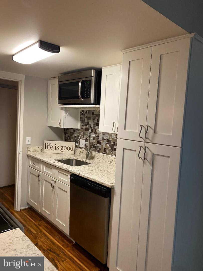 11643 Stoneview Square, Unit 2B Reston, VA 20191 - Photo 8 of 12 Modern kitchen with stylish finishes.