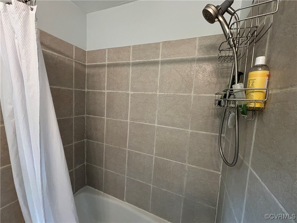 7414 Biscayne Road Henrico, VA 23294 - Photo 13 of 18 Bathroom with shower / bath combo with shower curt