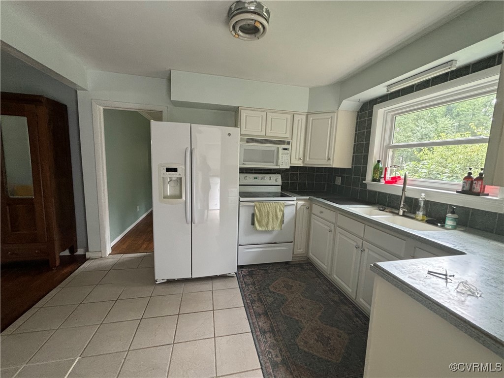 7414 Biscayne Road Henrico, VA 23294 - Photo 7 of 18 Kitchen with decorative backsplash, white cabinetr