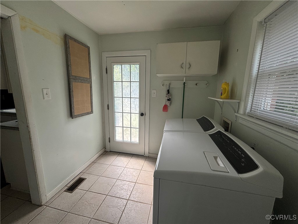 7414 Biscayne Road Henrico, VA 23294 - Photo 8 of 18 Laundry area with washing machine and dryer, cabin