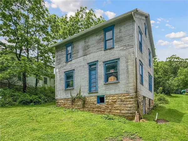 a front view of house with yard