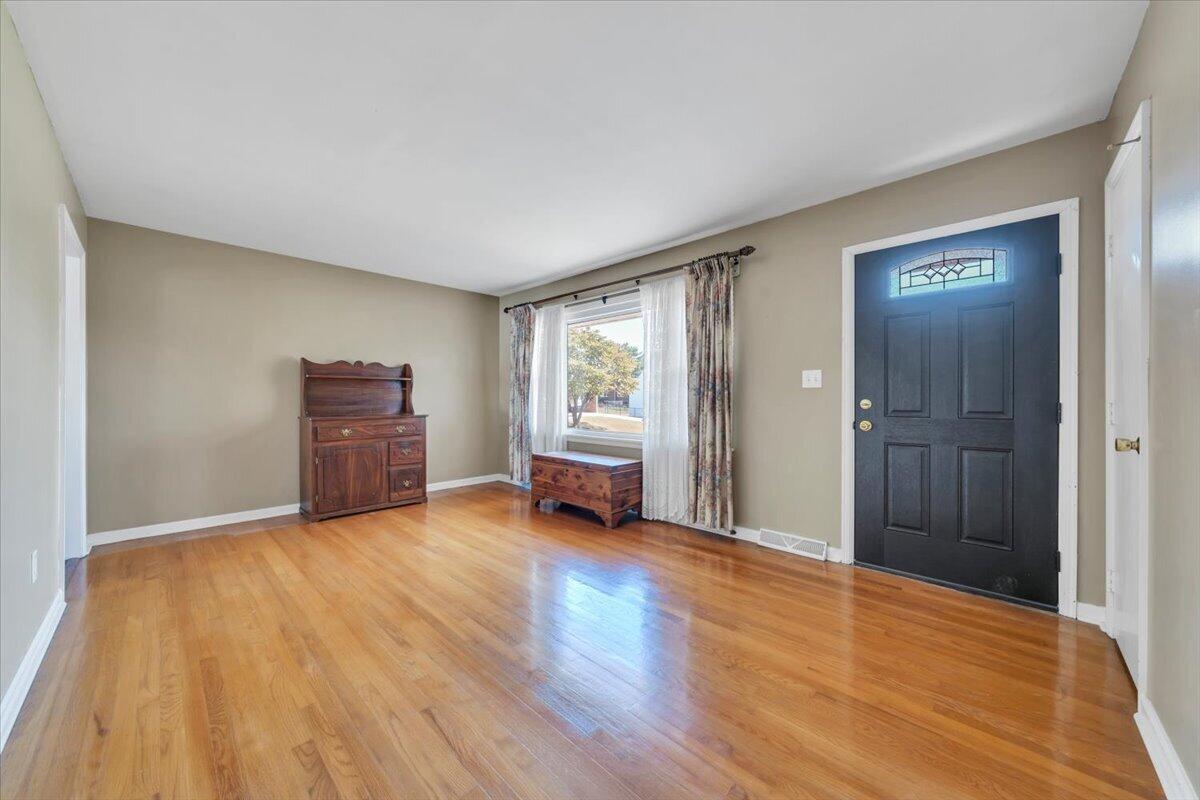 413 Decatur Circle Salem, VA 24153 - Photo 4 of 37 04-MIB05829