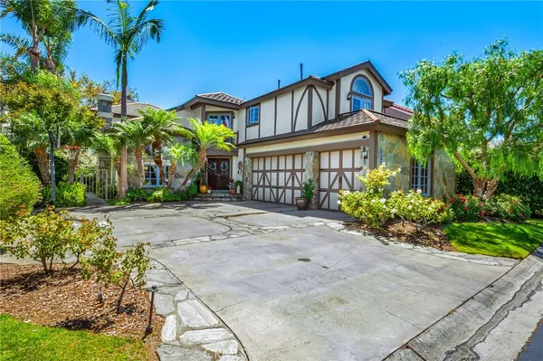 $2,995,000 | 19381 Woodlands Drive, Huntington Beach, CA 92648
