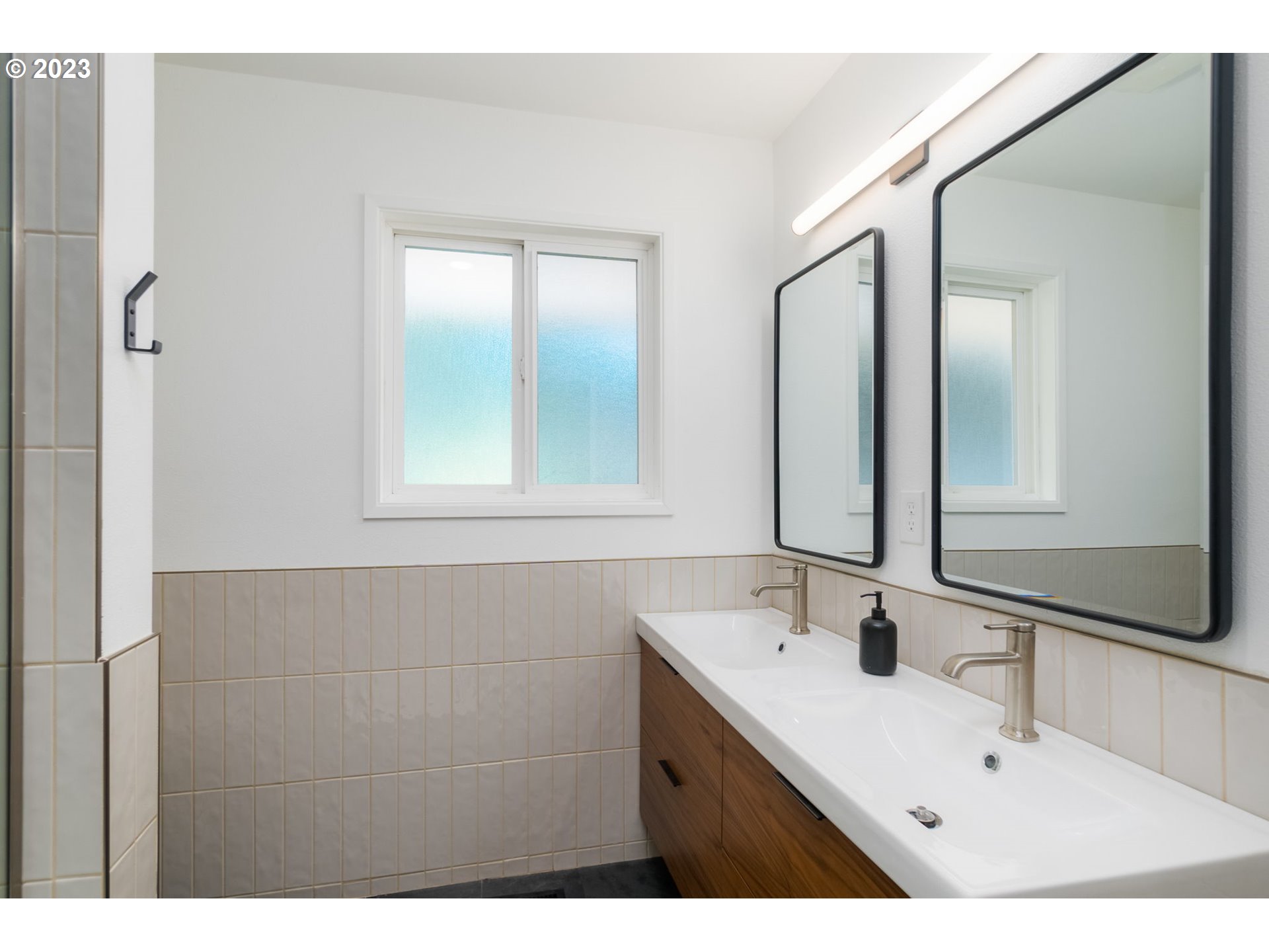 14095 Southwest Hargis Road Beaverton, OR 97008 - Photo 13 of 32 Gallery Image 13