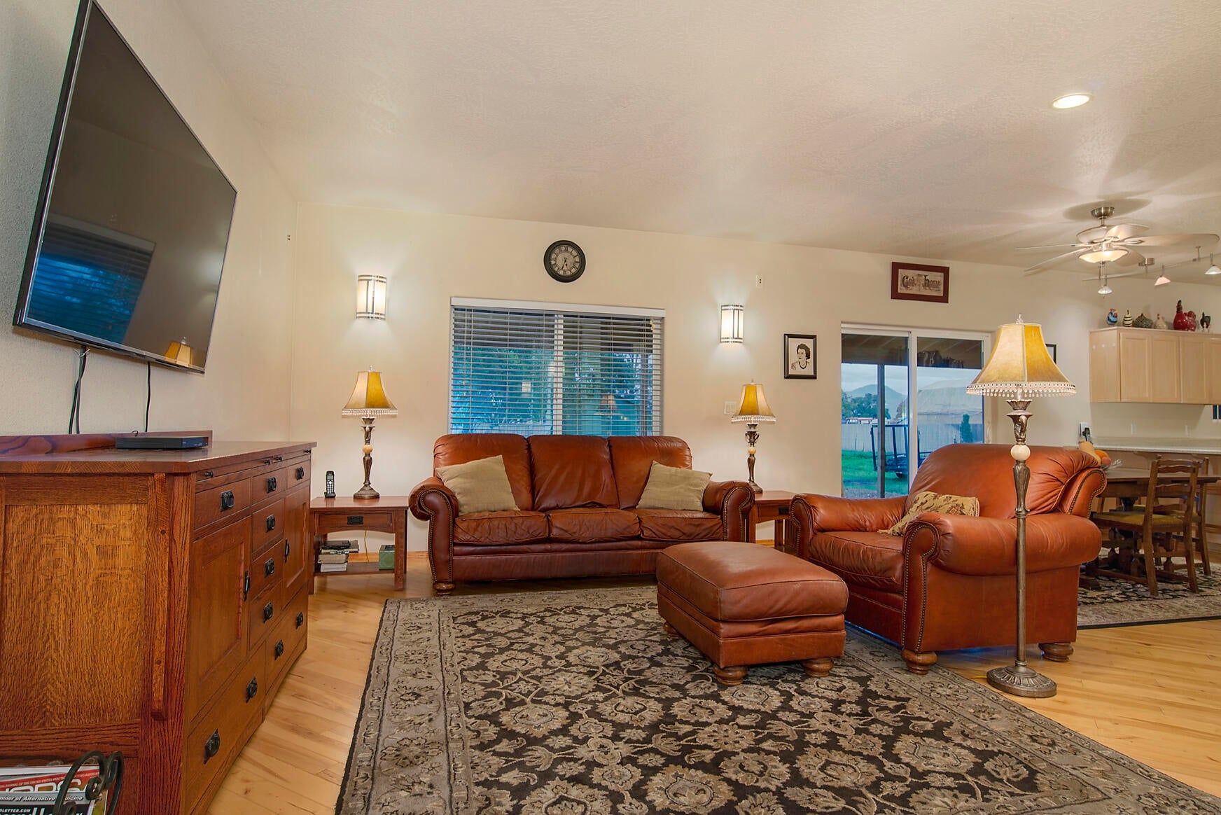 646 Raven Road Central Point, OR 97502 - Photo 29 of 74 Living Room