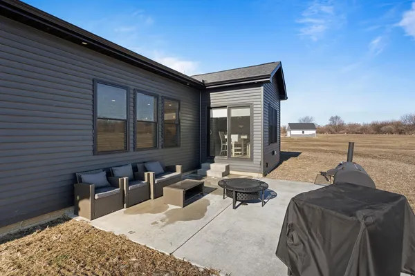 a picture of a open white and white wall