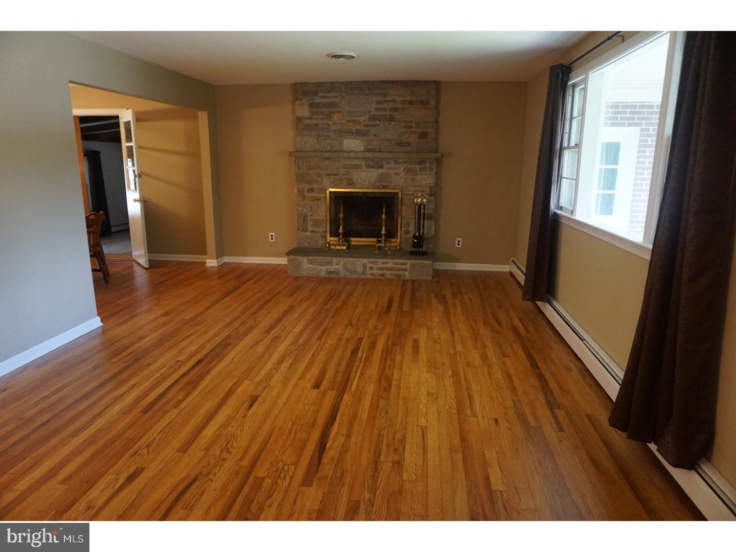 804 Edann Road Oreland, PA 19075 - Photo 2 of 24 Living Room