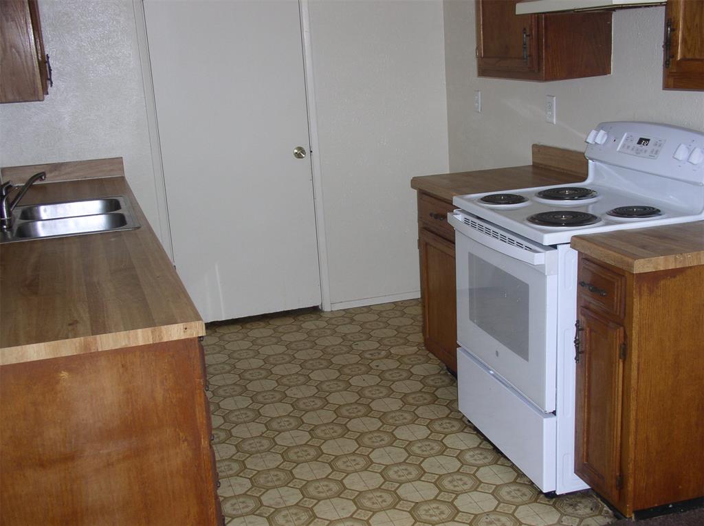 7210 Pineberry Road Dallas, TX 75249 - Photo 4 of 8 a utility room with dryer and washer