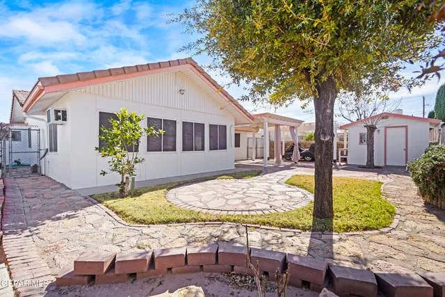 a view of a backyard