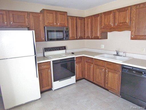 1436 Crescent Lane, Unit 320 Rochester, MI 48306 - Photo 4 of 20 Kit 2.jpg