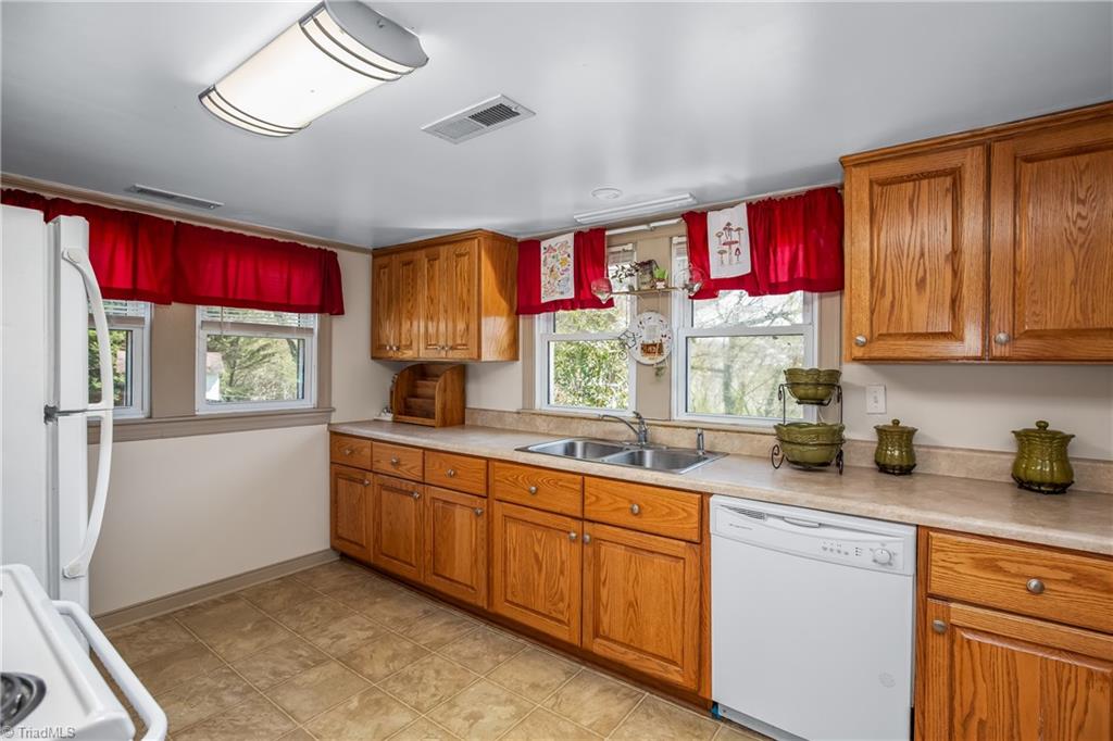 261 Patterson Road Siloam, NC 27047 - Photo 17 of 34