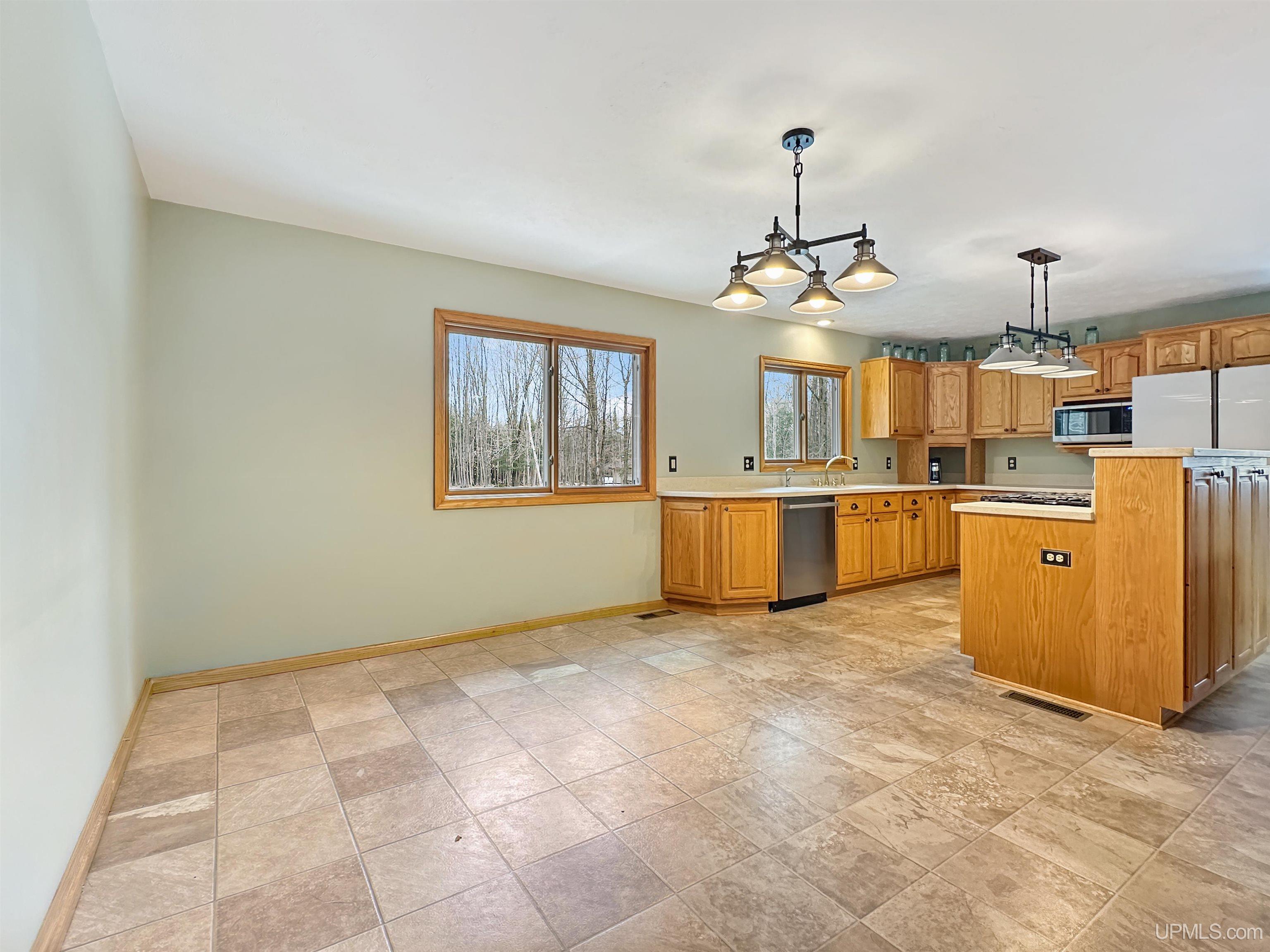 8672 M M.5 Road Gladstone, MI 49837 - Photo 3 of 38