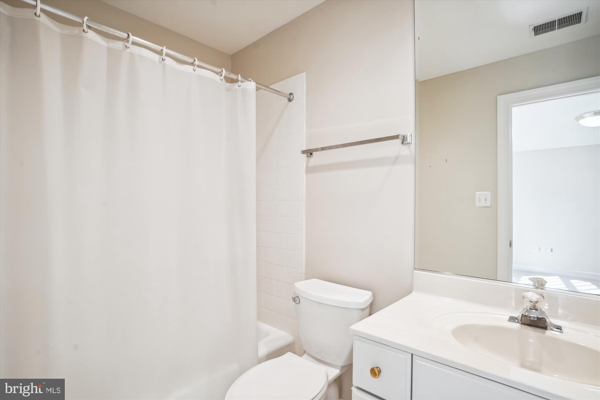 8711 Burning Tree Road Bethesda, MD 20817 - Photo 36 of 43 Full Bathroom