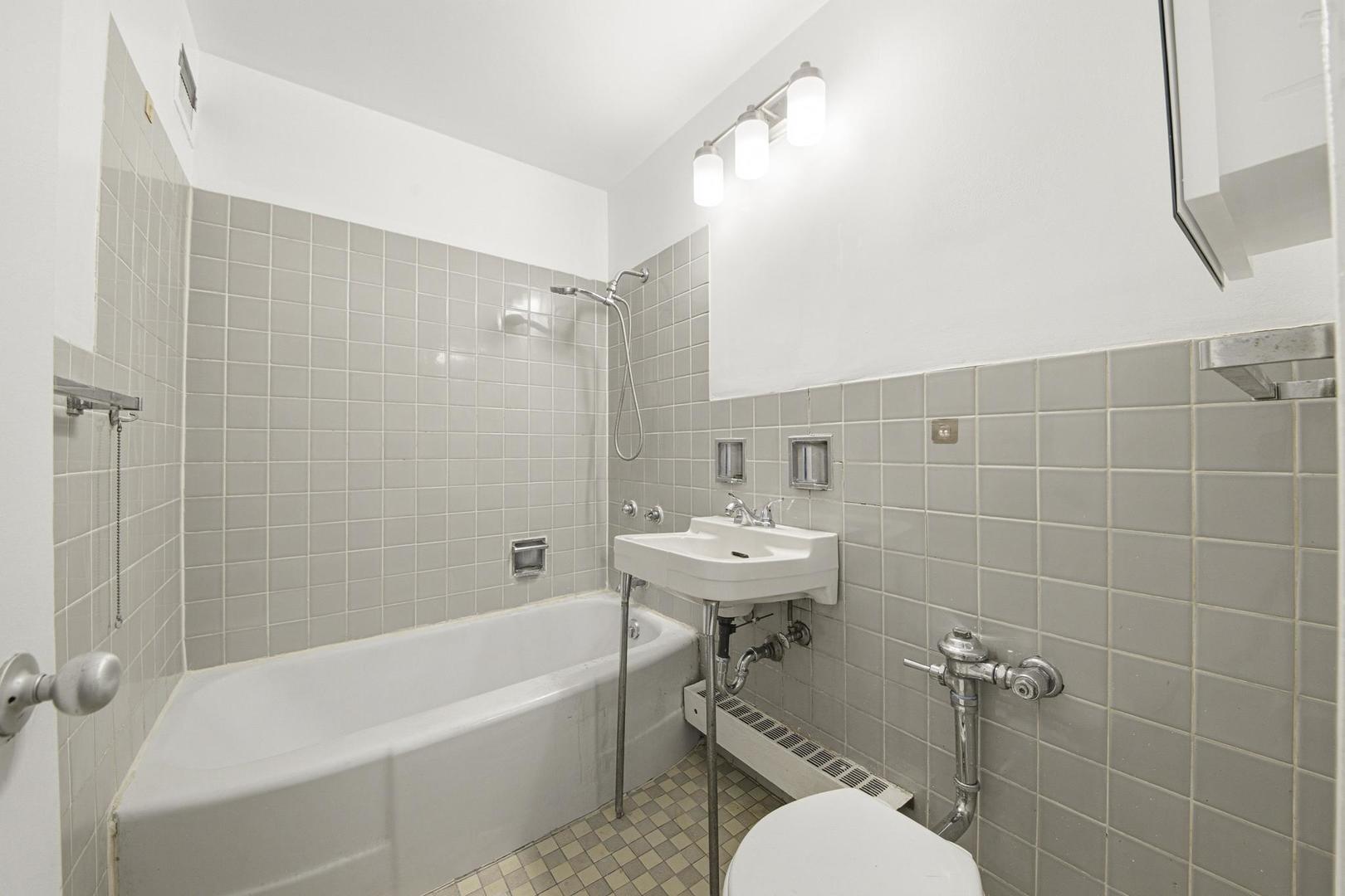 6118 North Sheridan Road, Unit 106 Chicago, IL 60660 - Photo 12 of 15
