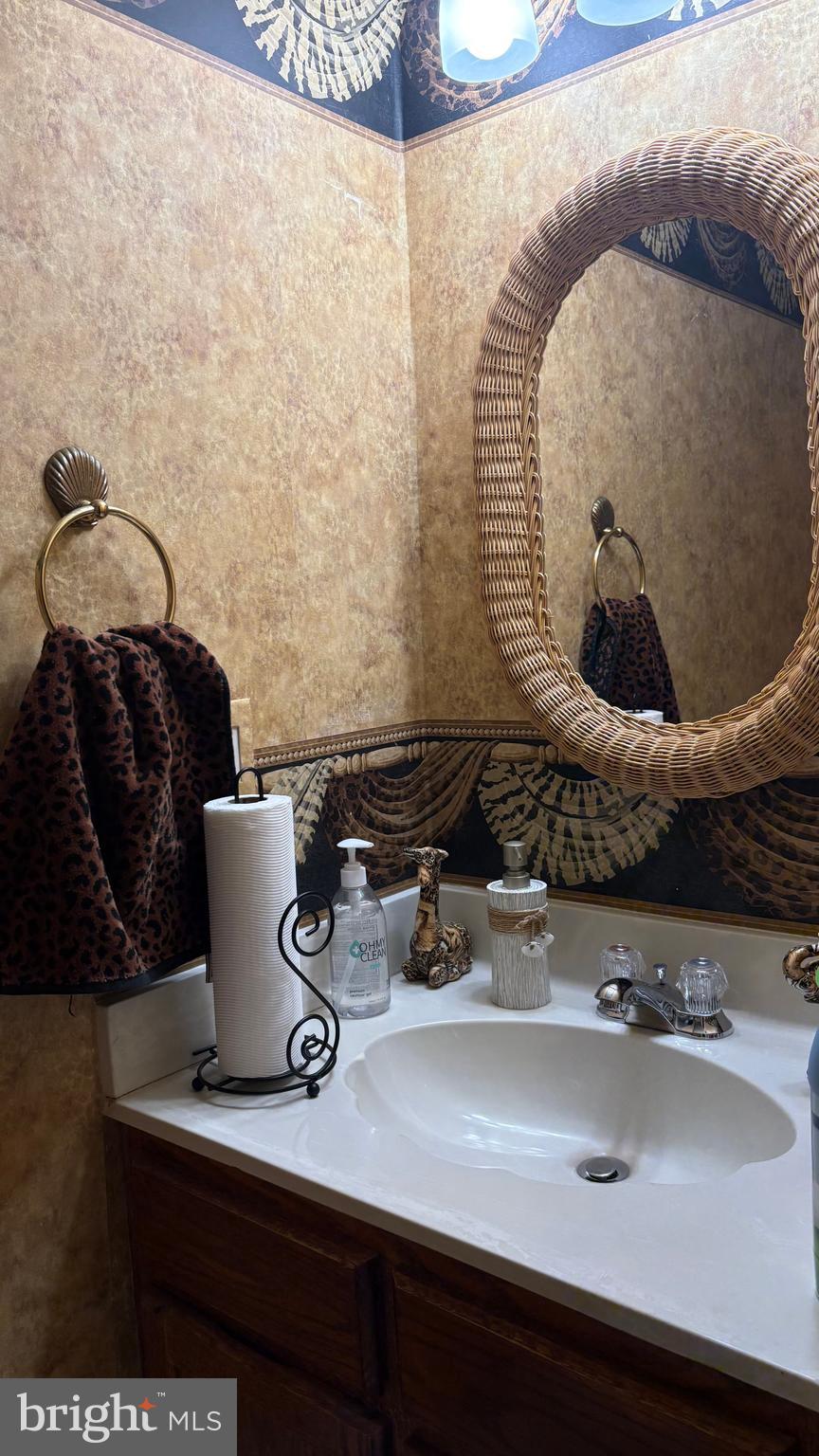 7502 Milligan Lane Clinton, MD 20735 - Photo 3 of 16 Powder Room on main floor