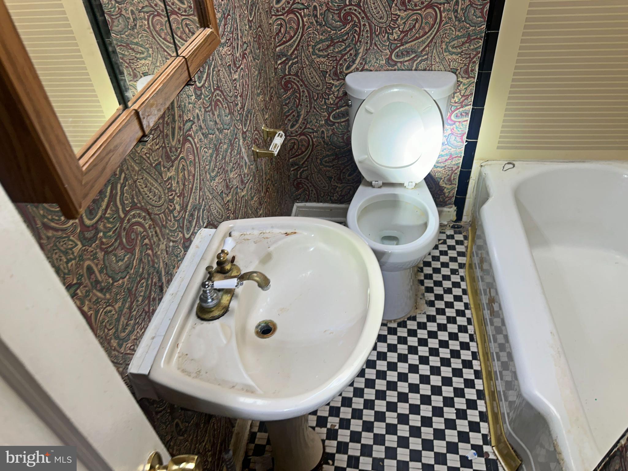 116 Hillvale Road Baltimore, MD 21229 - Photo 12 of 16 Interior