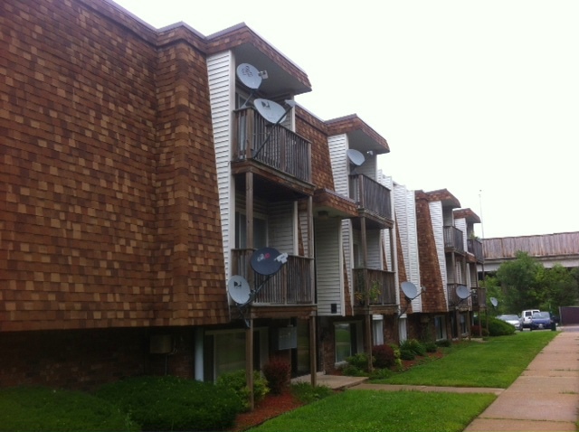 10620 Brooks Lane, Unit 2C2 Chicago Ridge, IL 60415 - Photo 2 of 12 a view of a building