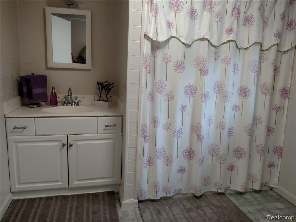 6200 Willits Road Fostoria, MI 48435 - Photo 27 of 37 Large Bathroom