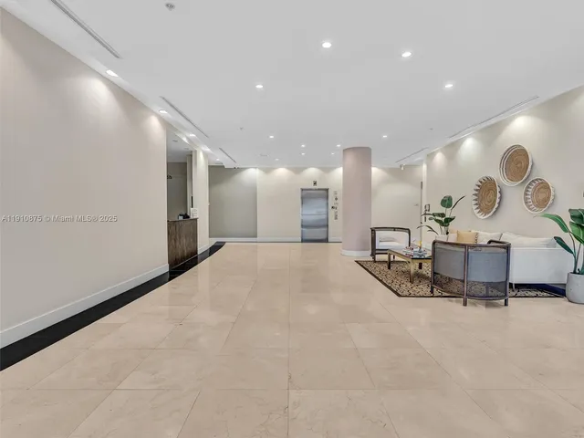 $2,800 | 2200 Northeast 4th Avenue, Unit PH05, Miami, FL 33137