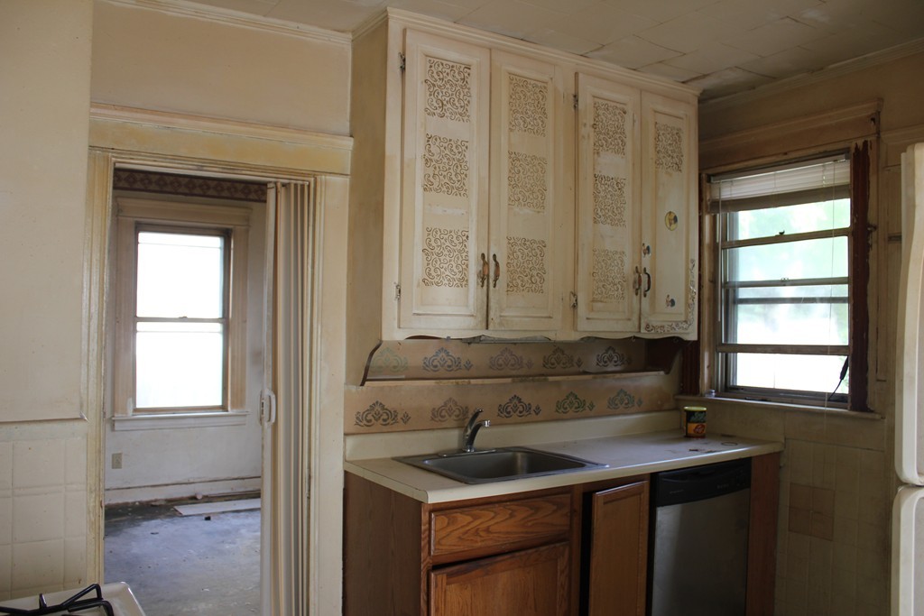 610 Sunderland Road Worcester, MA 01604 - Photo 4 of 14 Gallery Image 4