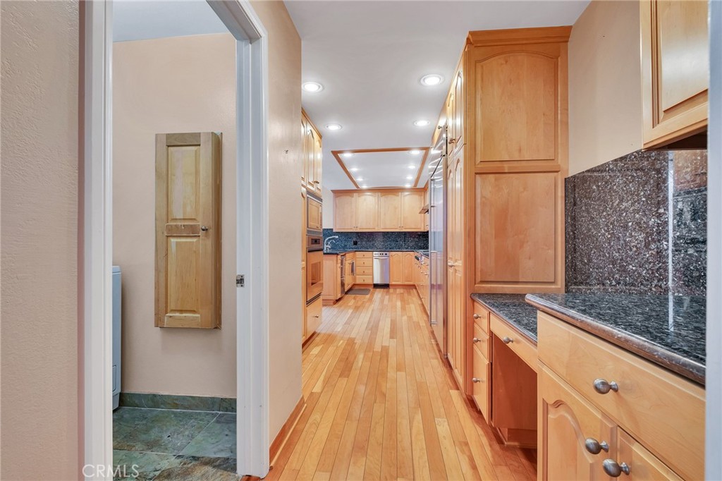 12305 Ridge Circle Los Angeles, CA 90049 - Photo 15 of 59