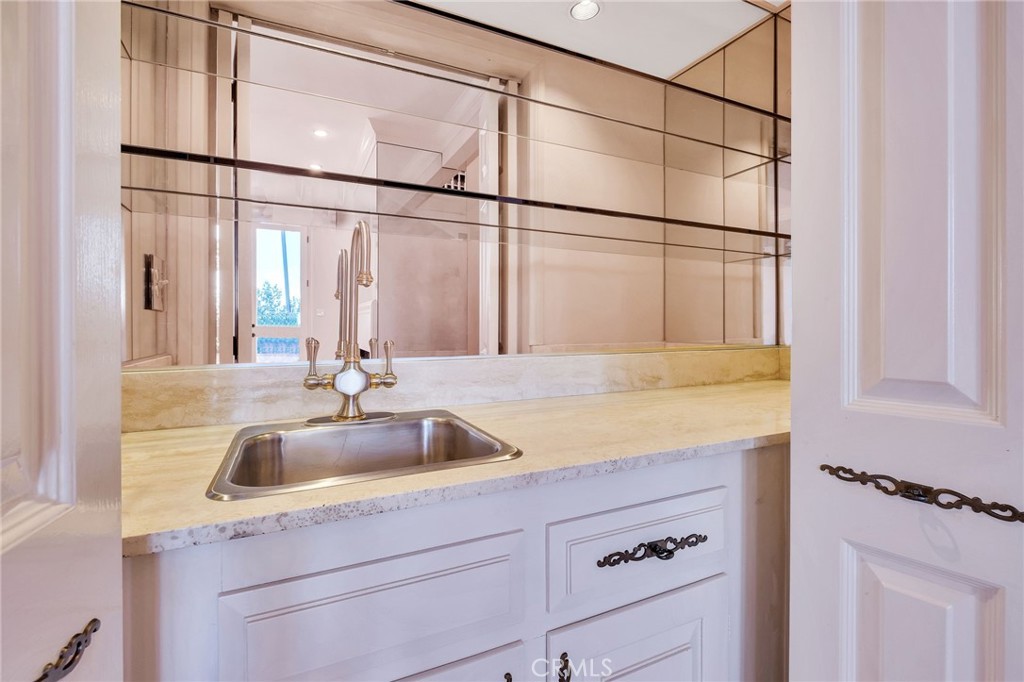 12305 Ridge Circle Los Angeles, CA 90049 - Photo 23 of 59