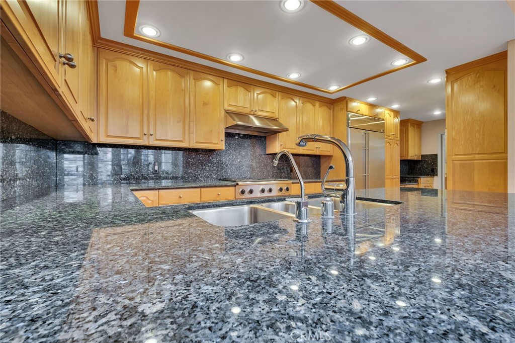 12305 Ridge Circle Los Angeles, CA 90049 - Photo 3 of 59