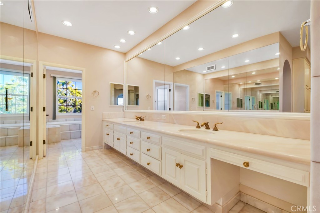 12305 Ridge Circle Los Angeles, CA 90049 - Photo 38 of 59