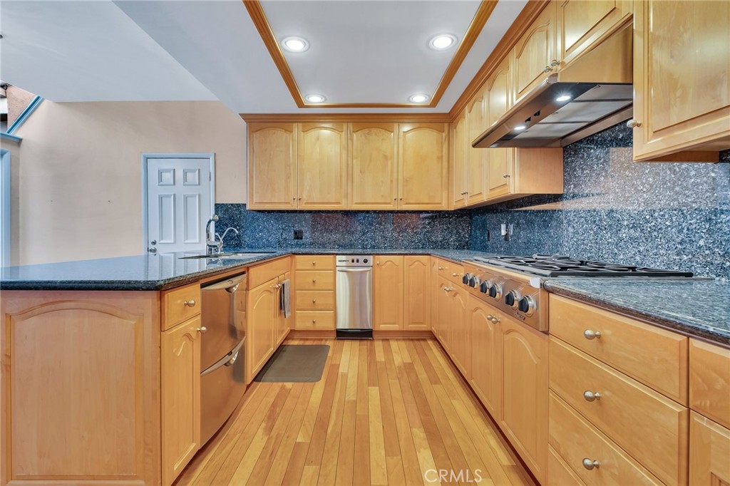 12305 Ridge Circle Los Angeles, CA 90049 - Photo 4 of 59