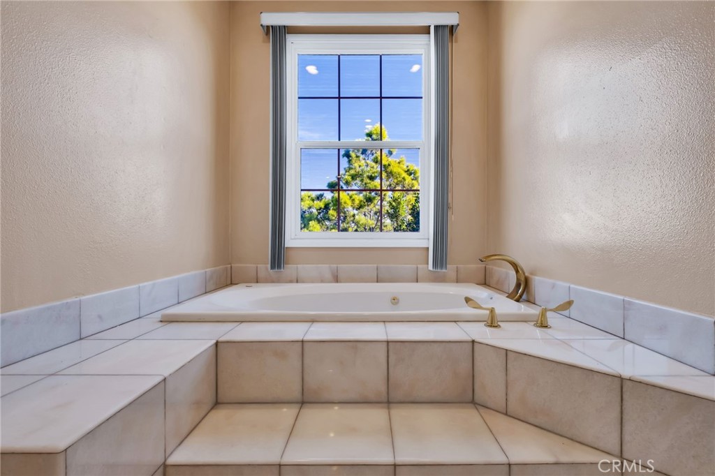 12305 Ridge Circle Los Angeles, CA 90049 - Photo 43 of 59