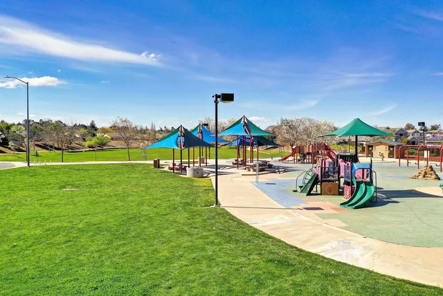 a view of a houses with a yard