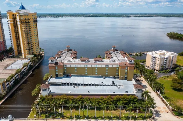 $2,100 | 2825 Palm Beach Boulevard, Unit 618, Fort Myers, FL 33916
