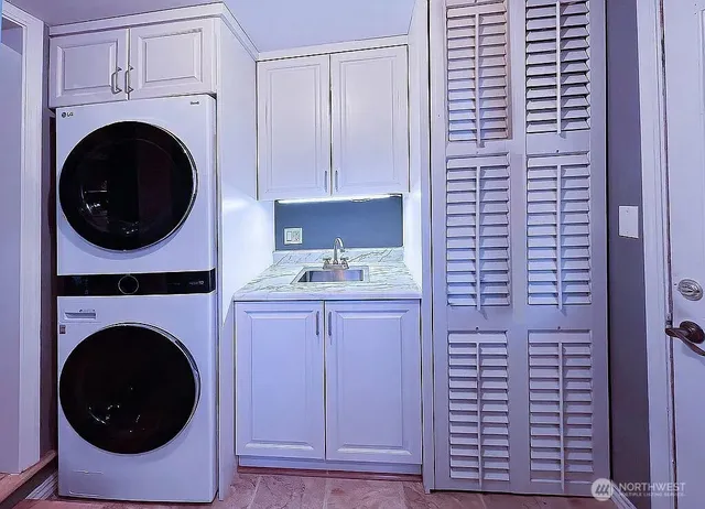 a view of a storage & utility room with washer and dryer