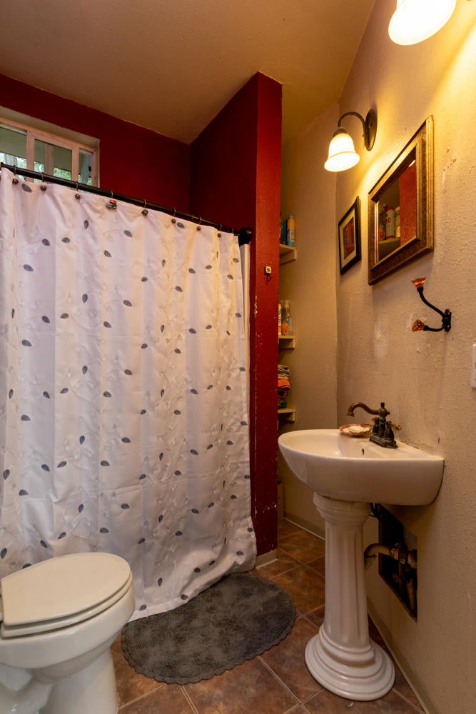 402 Riverside Drive Klamath Falls, OR 97601 - Photo 28 of 30 Upstairs bathroom