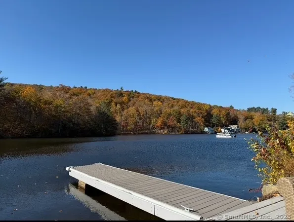 a view of sitting area with furniture