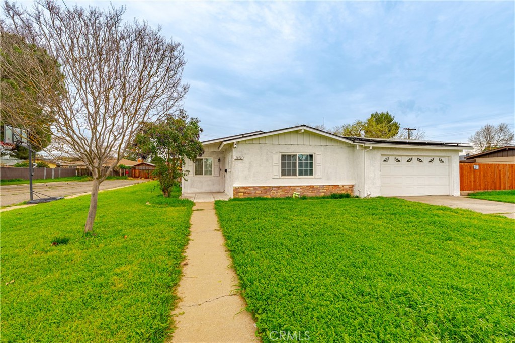 2690 Hawthorne Avenue Merced, CA 95340 - Photo 13 of 36 a view of a back yard with green space