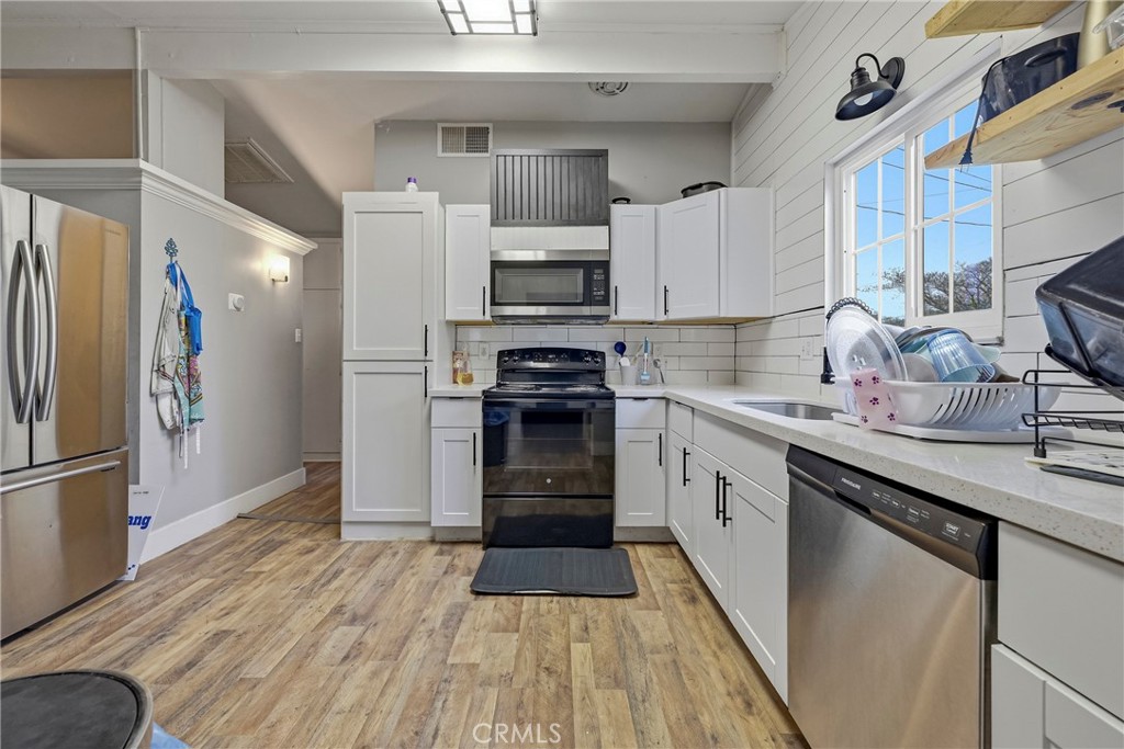 2690 Hawthorne Avenue Merced, CA 95340 - Photo 19 of 36 a kitchen with granite countertop a refrigerator stove and sink