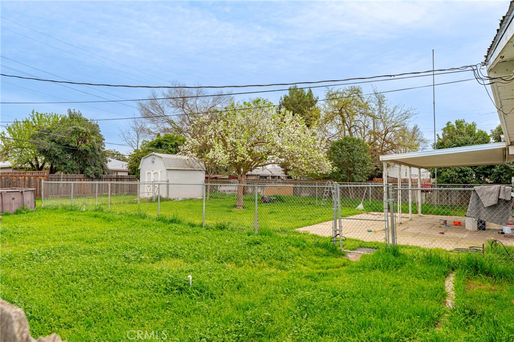 2690 Hawthorne Avenue Merced, CA 95340 - Photo 33 of 36 a view of a backyard with a garden and plants