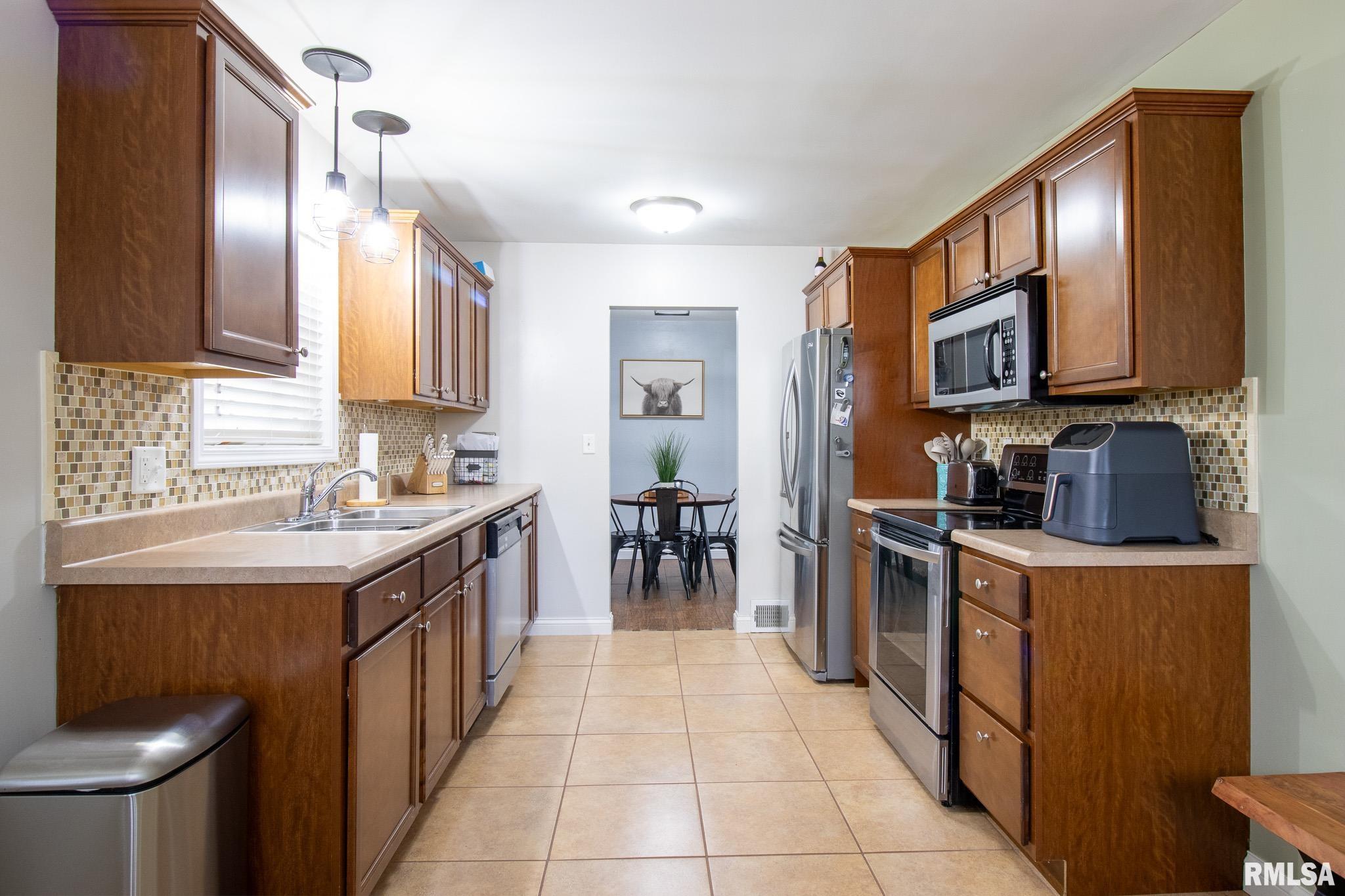623 West Timber Ridge Drive Peoria, IL 61615 - Photo 3 of 20 Gallery Image 3