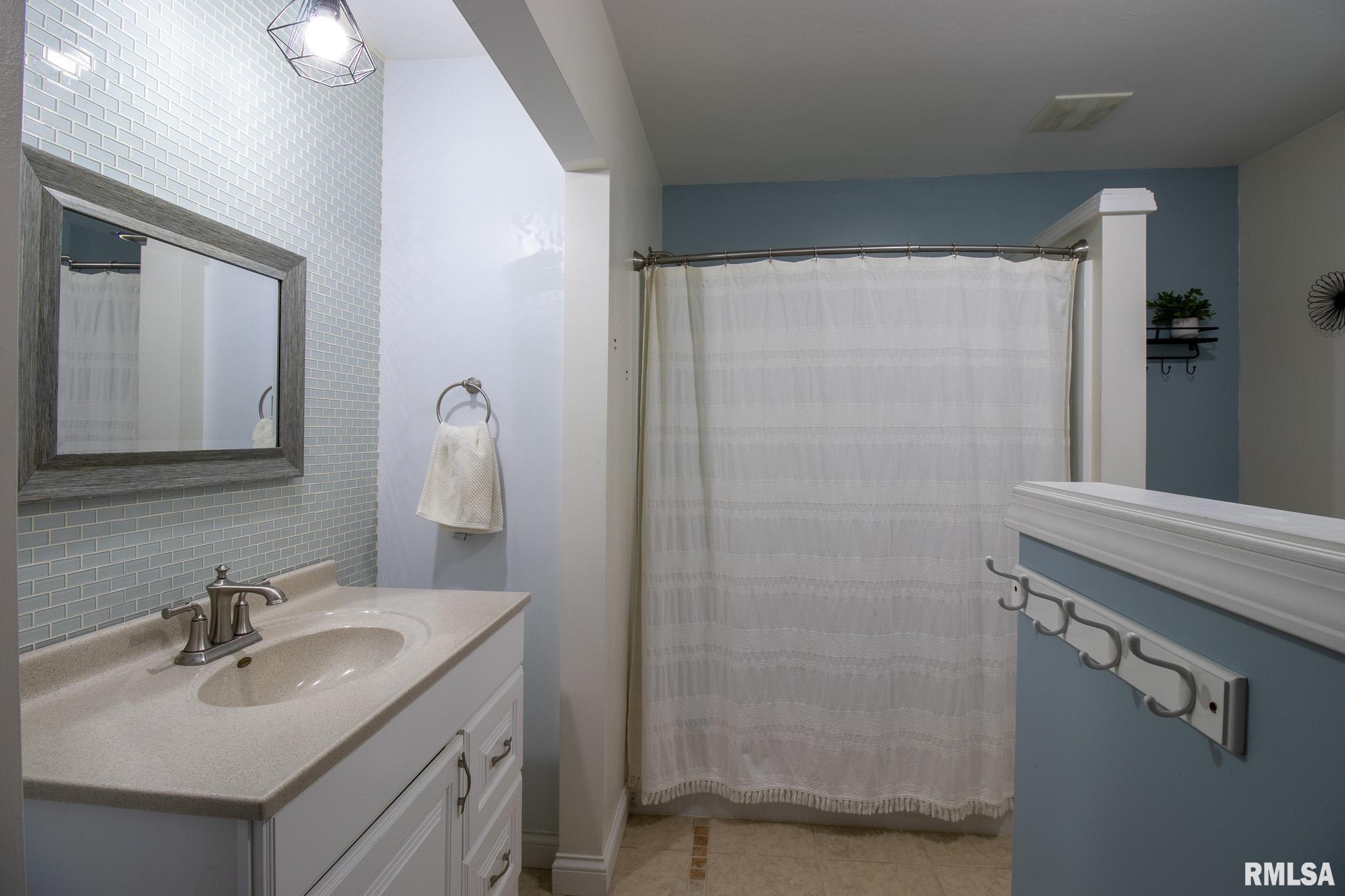 623 West Timber Ridge Drive Peoria, IL 61615 - Photo 9 of 20 Gallery Image 9