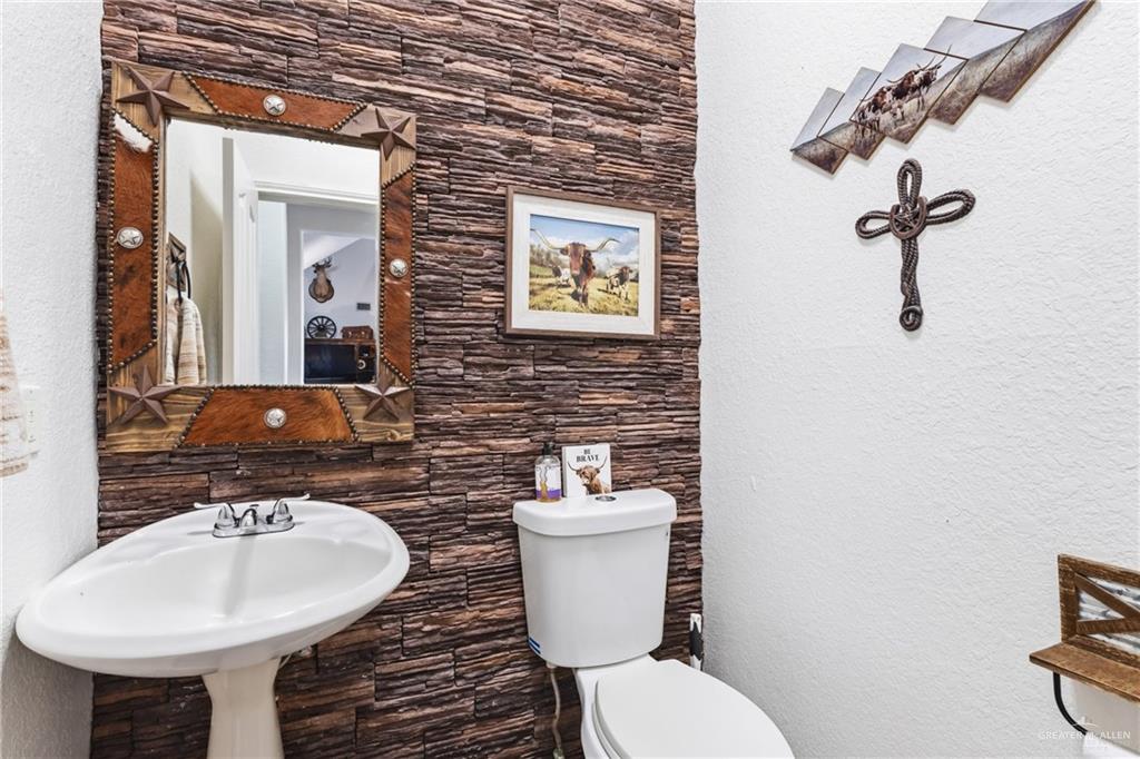 301 Cardinal Avenue McAllen, TX 78504 - Photo 15 of 17 a bathroom with a toilet sink and mirror