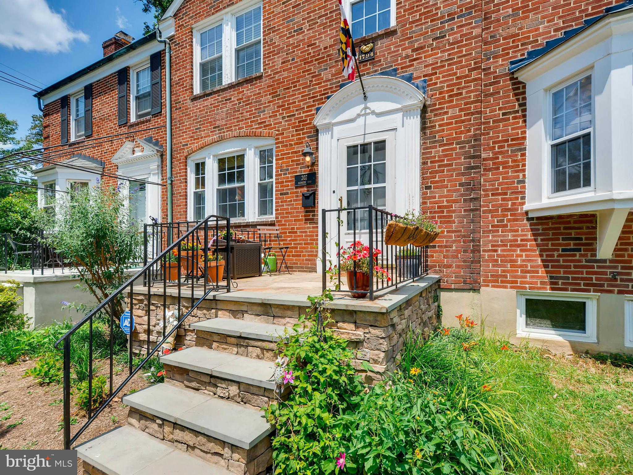 202 Blenheim Road Baltimore, MD 21212 - Photo 3 of 30 Closer view to the steps of the home