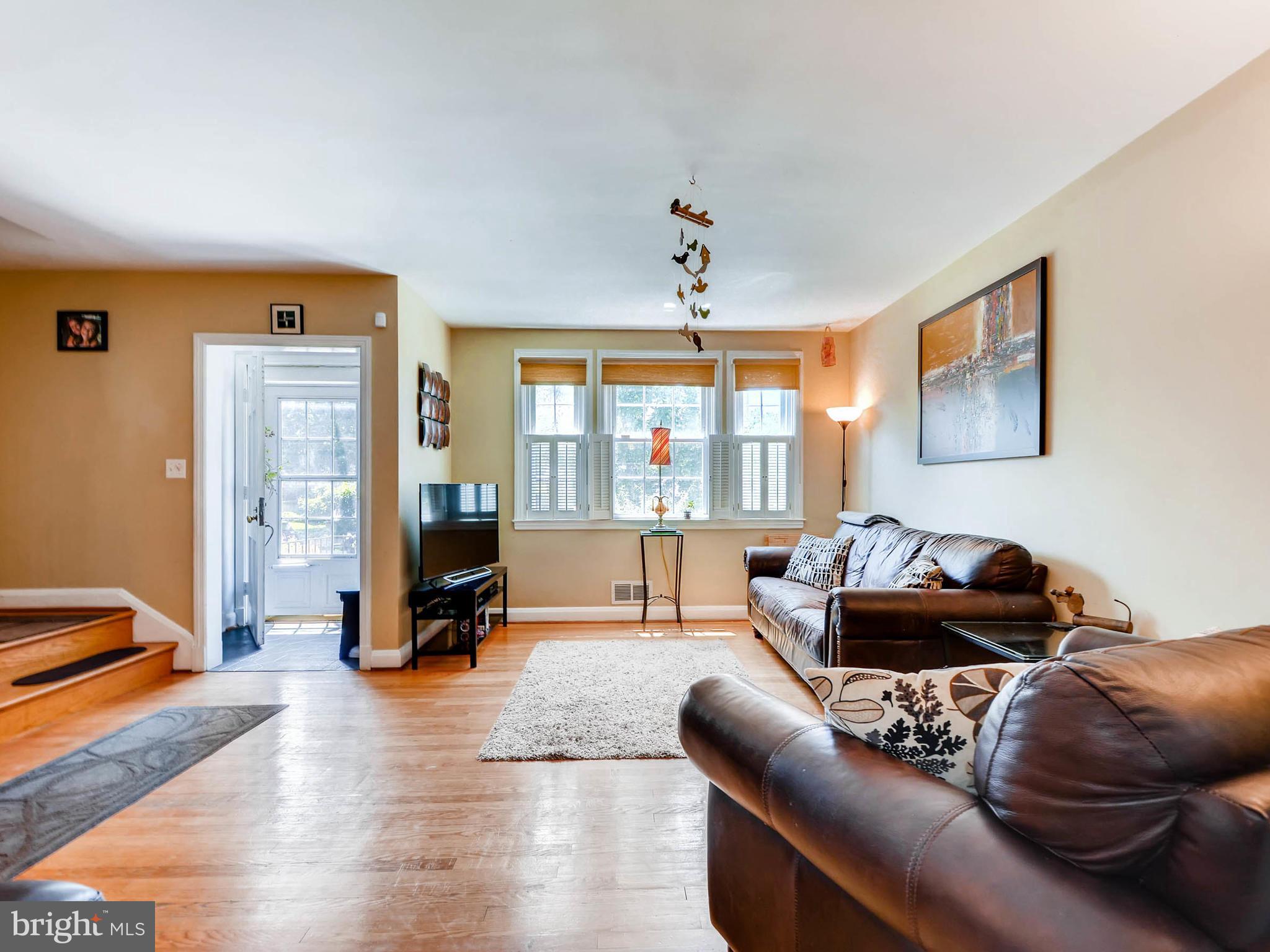 202 Blenheim Road Baltimore, MD 21212 - Photo 6 of 30 Living Room w/ bright natural light through window
