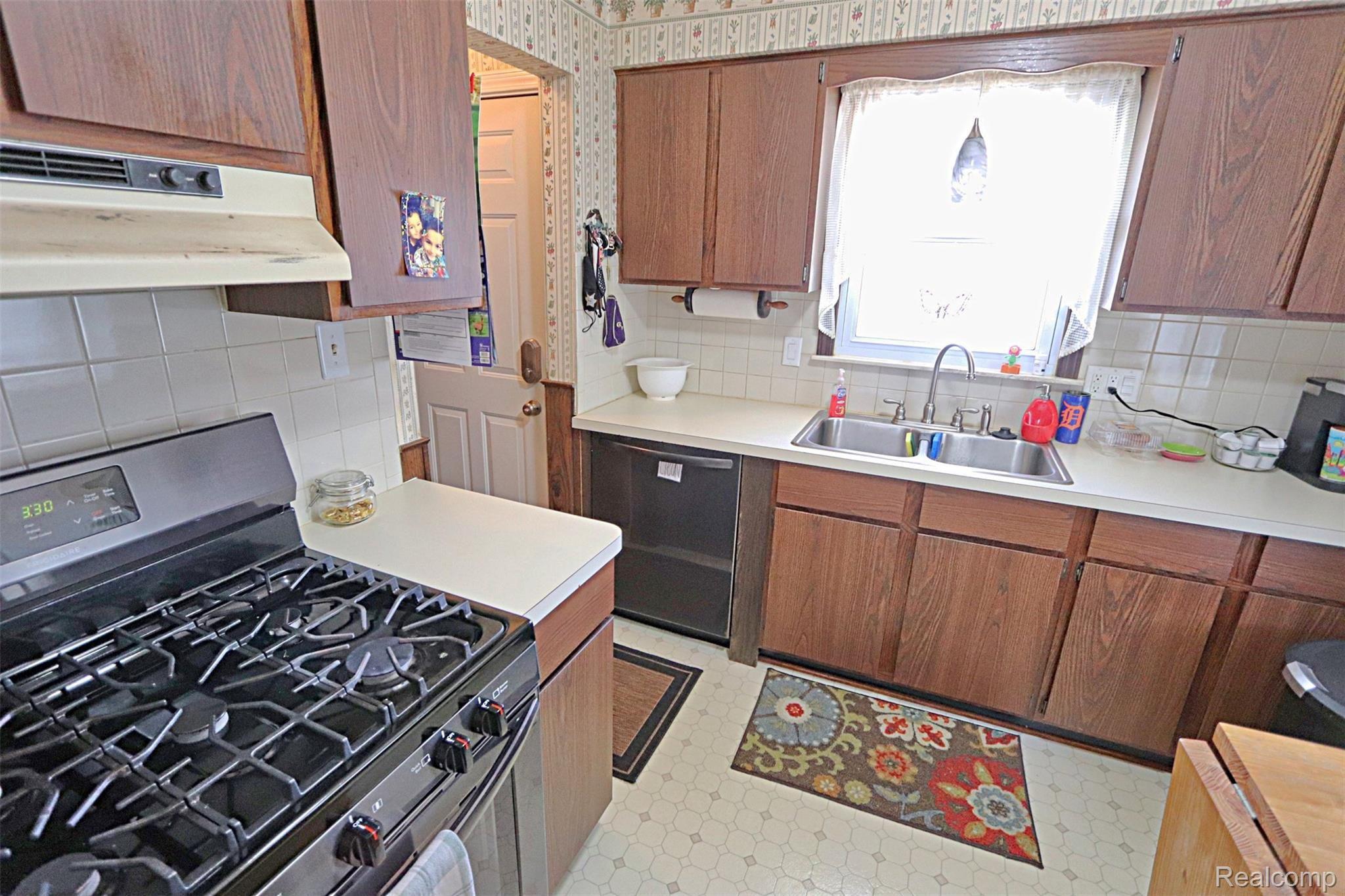 17529 Smith Street Riverview, MI 48193 - Photo 18 of 37 IMG_8247_InPixio.jpg