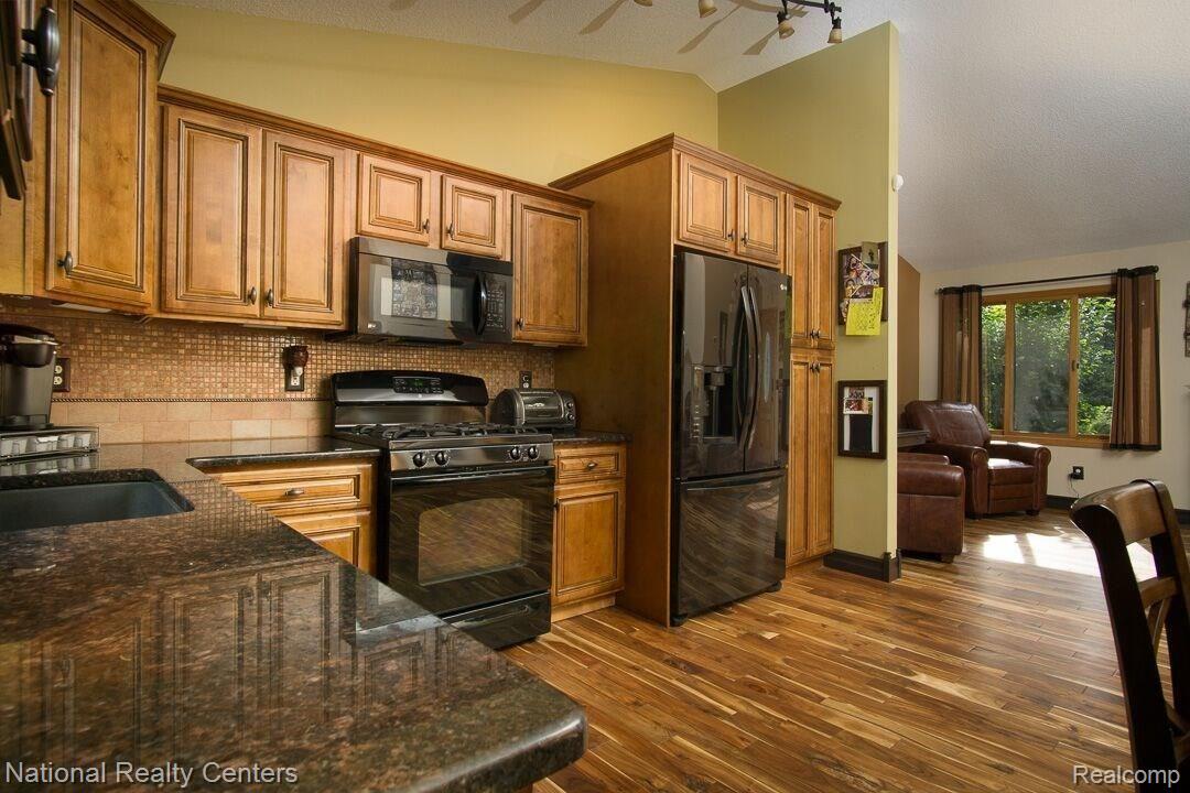 14429 Hess Road Holly, MI 48442 - Photo 14 of 34 Tons of Cabinets!