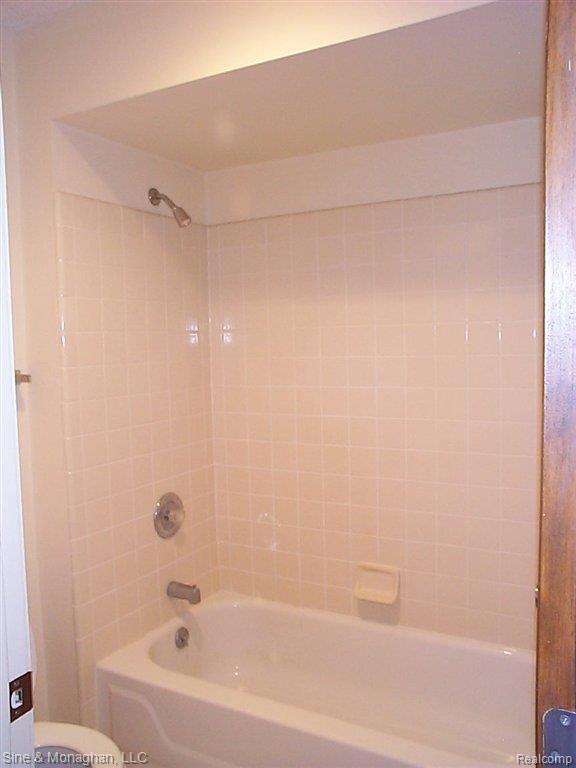 1715 River Road, Unit 82 St. Clair, MI 48079 - Photo 16 of 24 16 Full bath shower 1715 N River