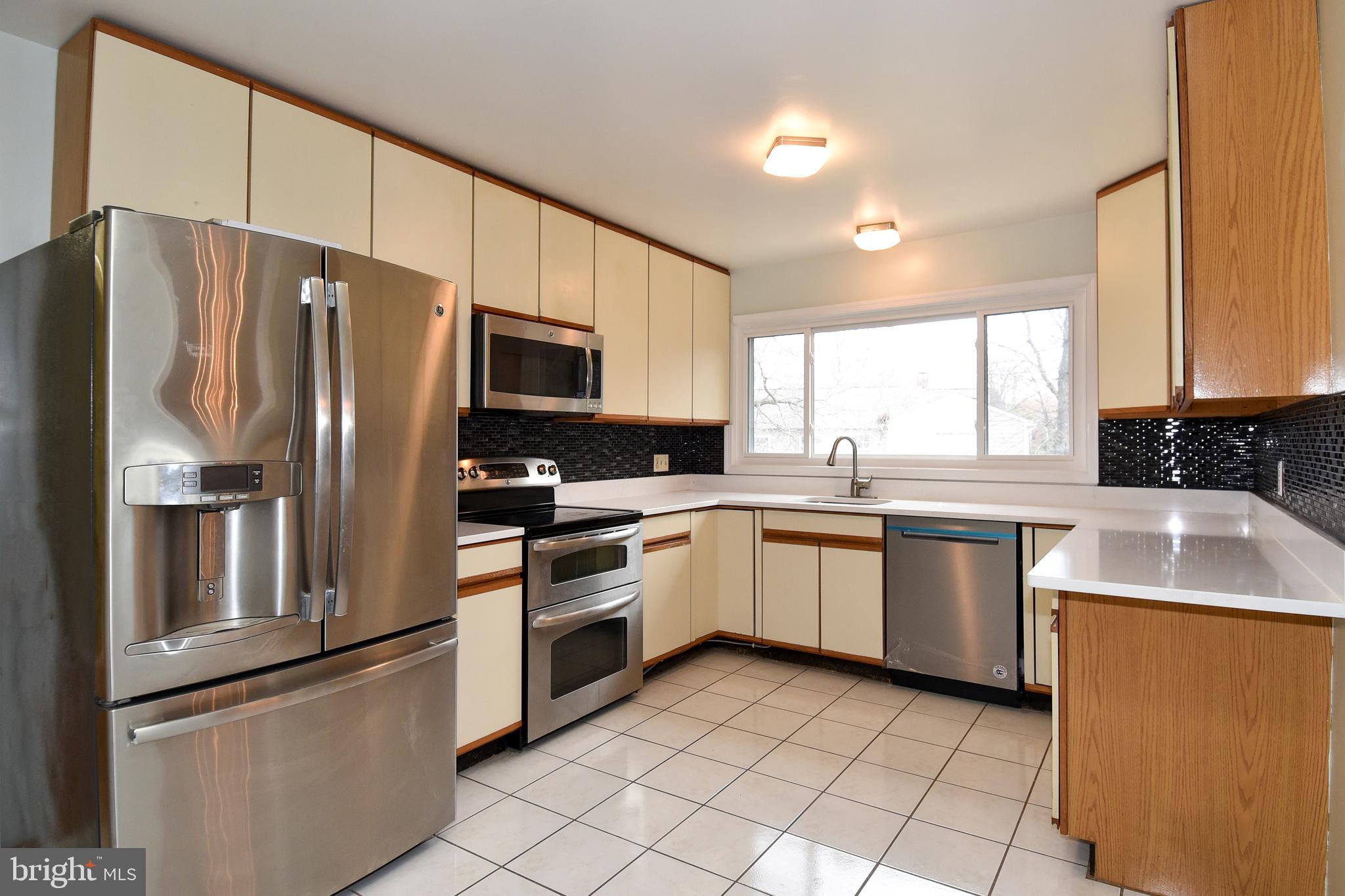 1043 Warbler Place McLean, VA 22101 - Photo 5 of 17 Updated Kitchen with Stainless Appliances