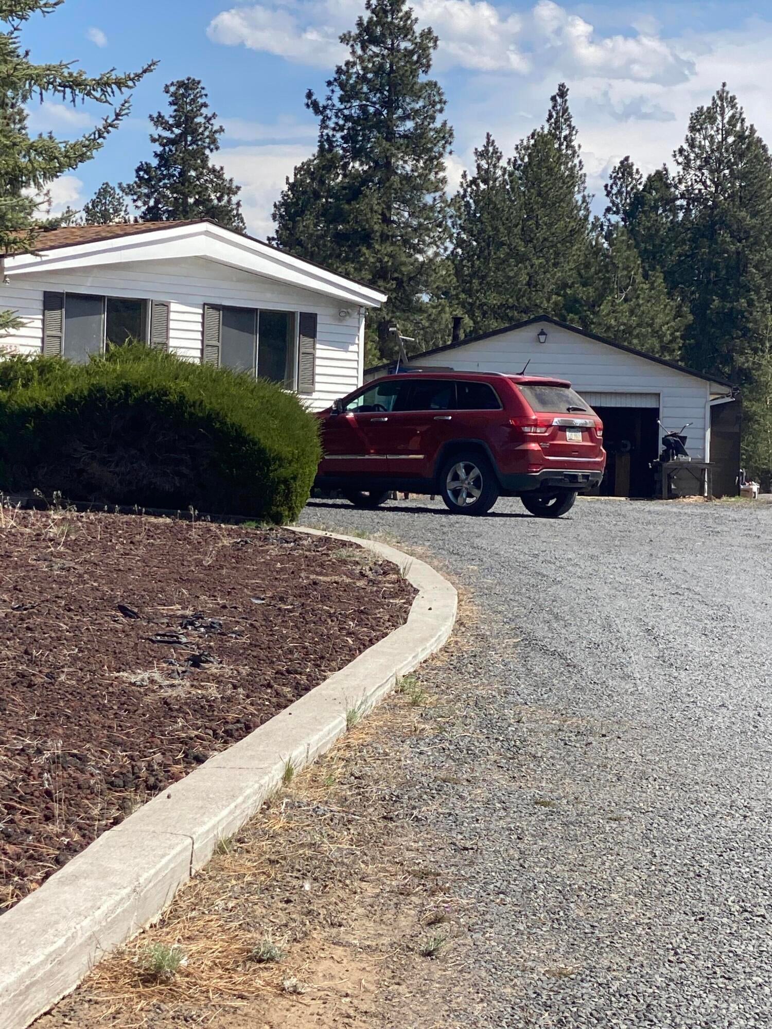 19553 Apache Road Bend, OR 97702 - Photo 5 of 18 Driveway 2